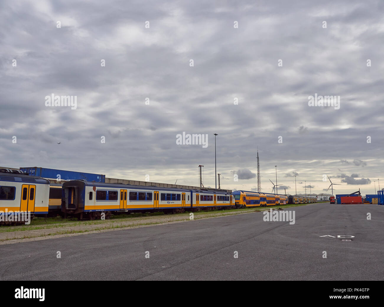 Holländische Züge und Kutschen für Recycling am Container Terminal Den Haag in den Niederlanden. Stockfoto