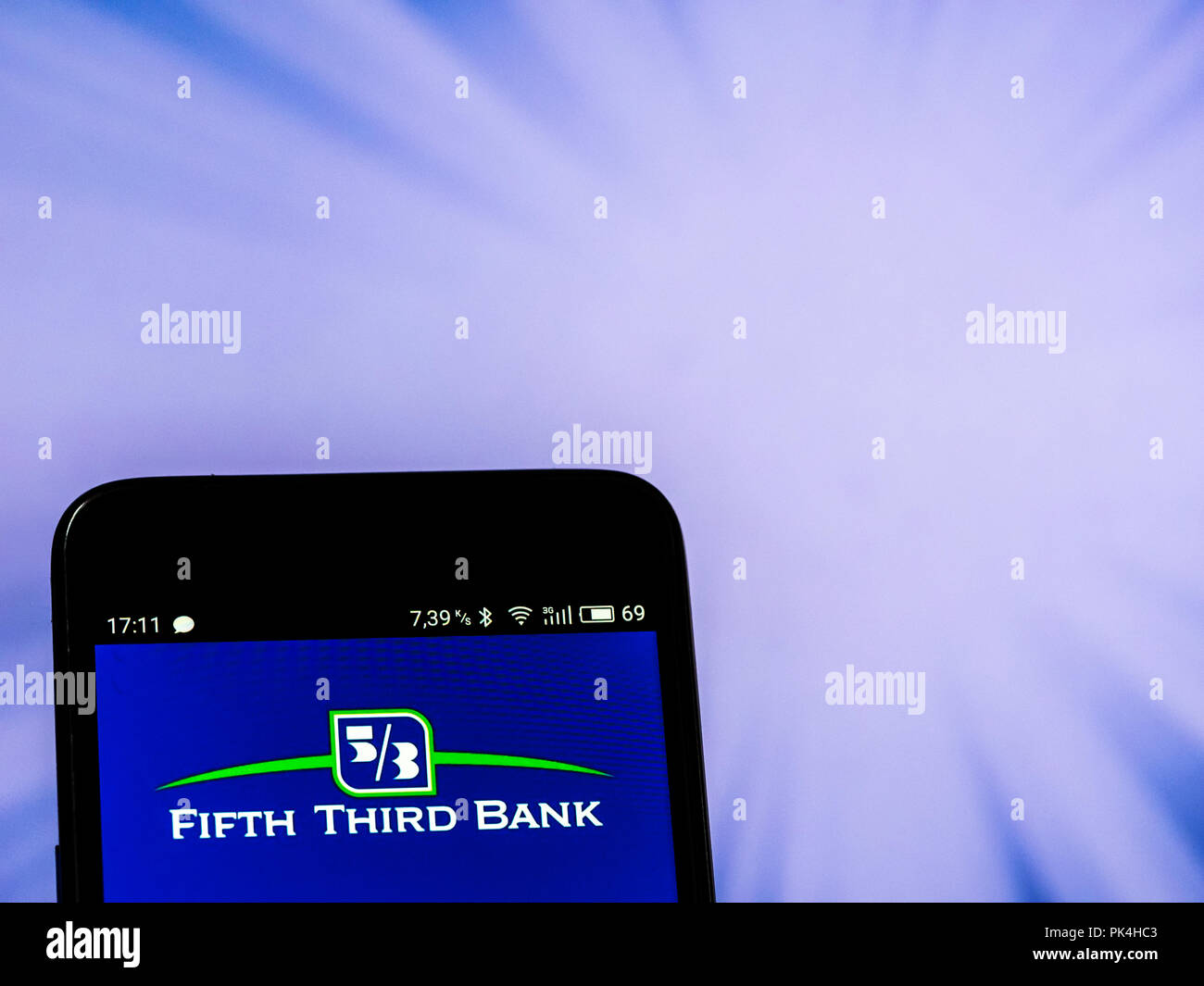 Fifth Third Bank Logo gesehen auf einem Smartphone angezeigt Stockfoto Fifth Third Bank Logo gesehen auf einem Smartphone angezeigt Stockfoto