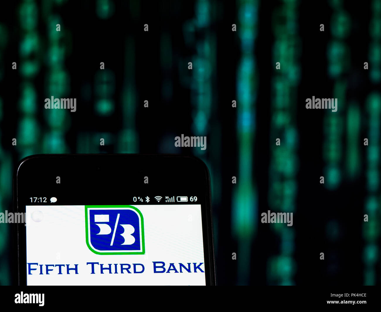 Fifth Third Bank Logo gesehen auf einem Smartphone angezeigt Stockfoto Fifth Third Bank Logo gesehen auf einem Smartphone angezeigt Stockfoto