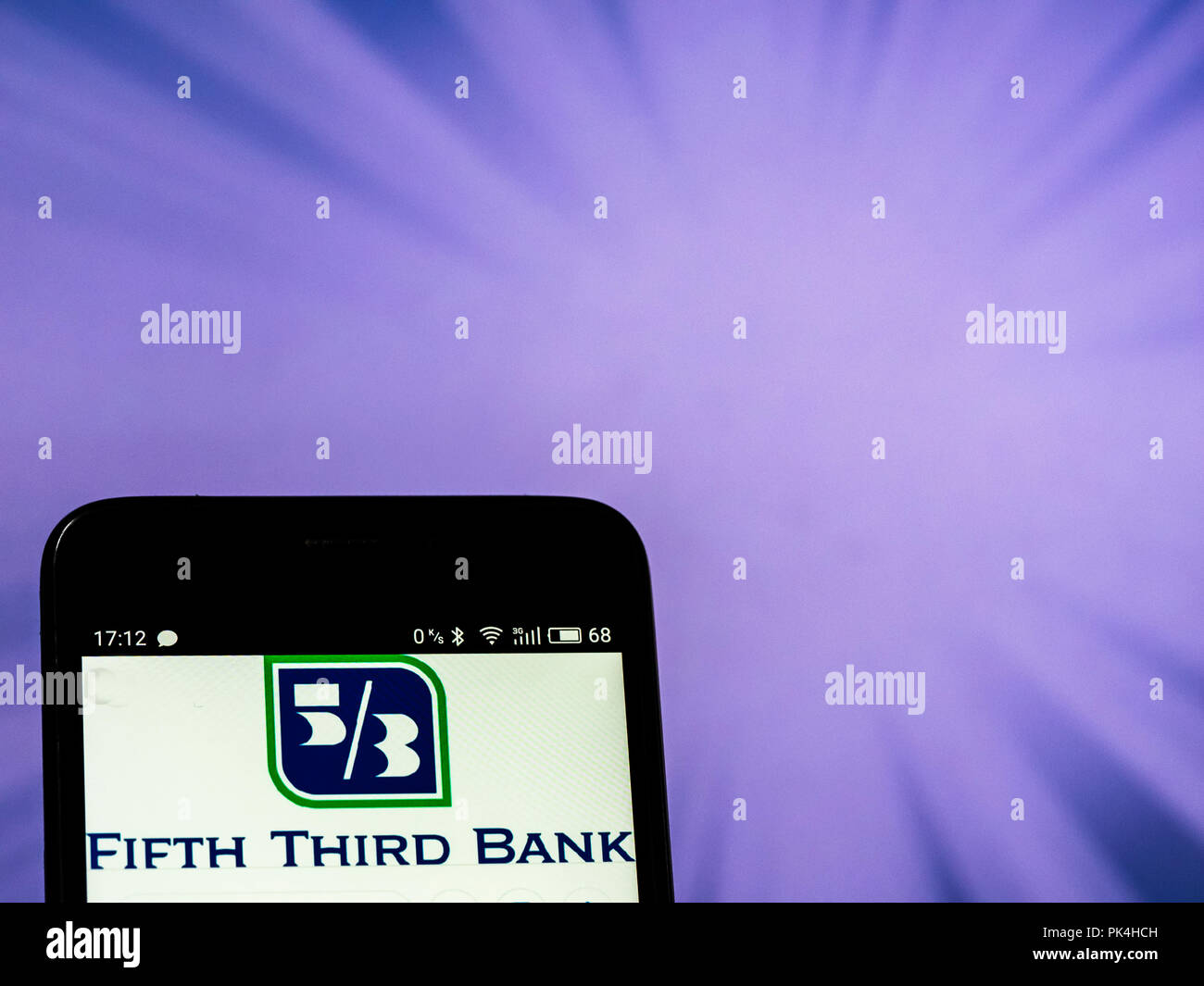Fifth Third Bank Logo gesehen auf einem Smartphone angezeigt Stockfoto Fifth Third Bank Logo gesehen auf einem Smartphone angezeigt Stockfoto