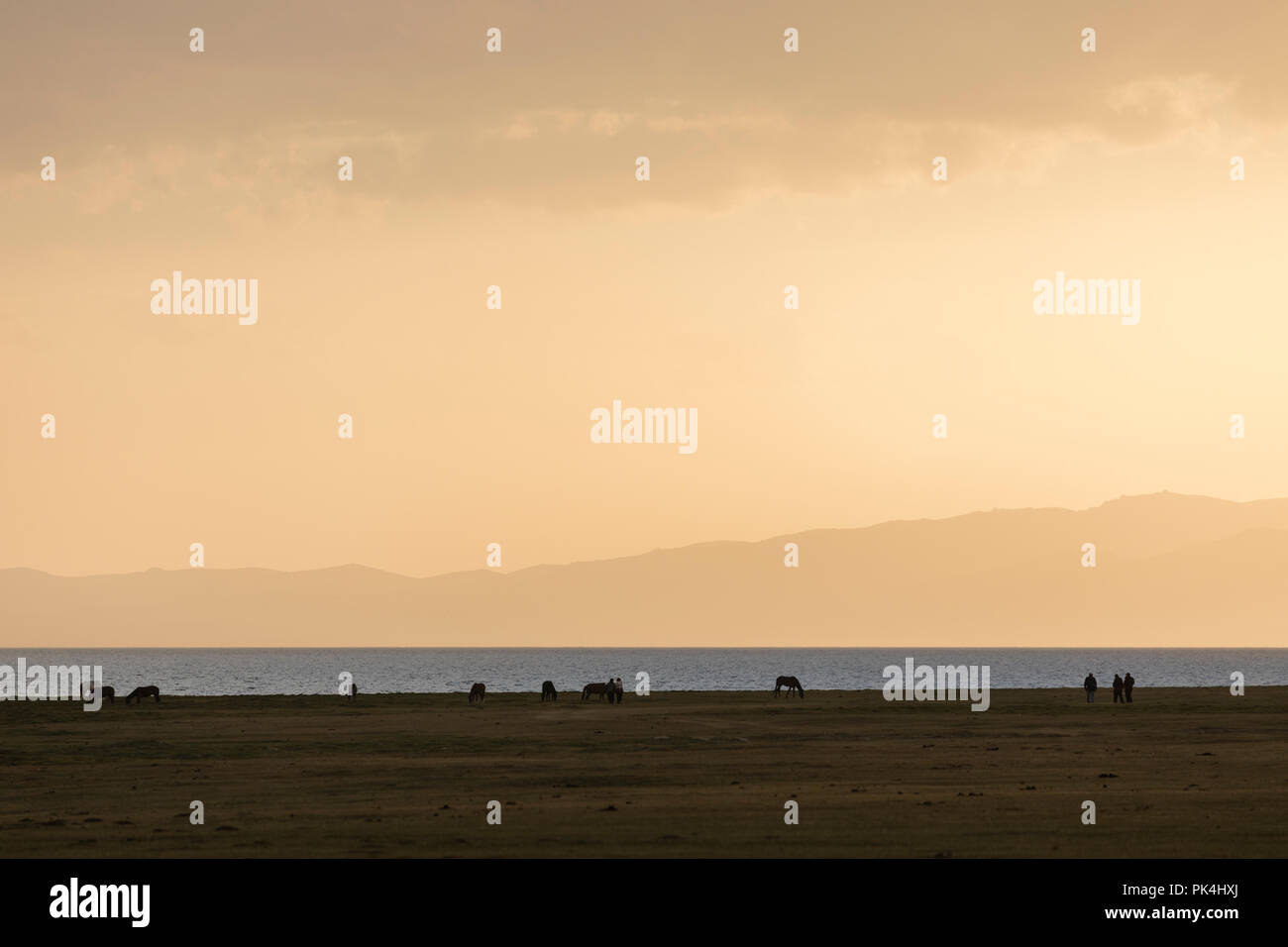 Song Kul See in Kirgisistan in den magischen Abendlicht Stockfoto