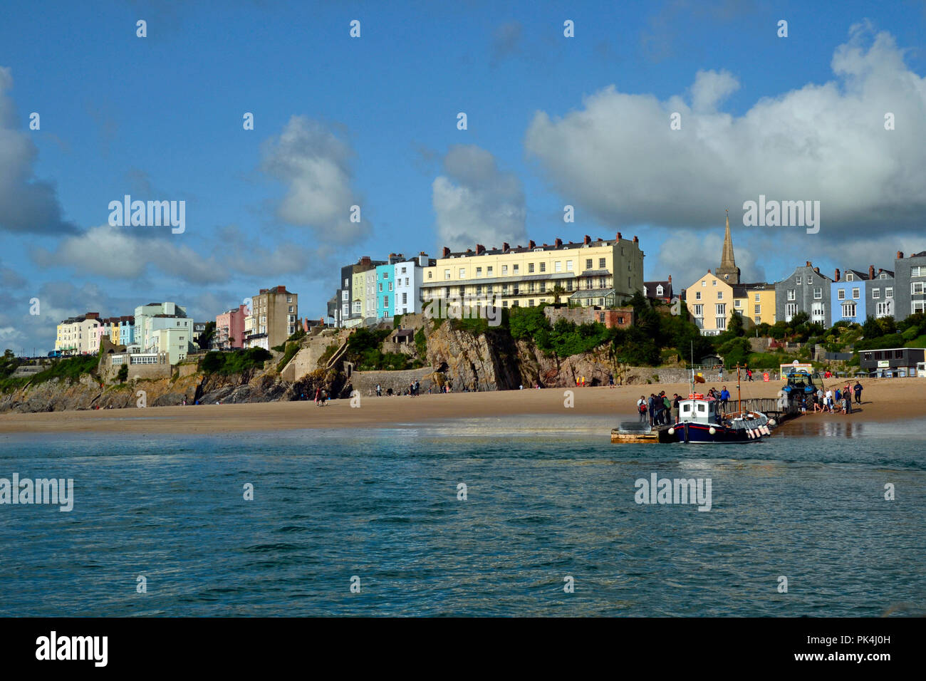 Boot auf der Mole in Tenby Beach, Wales Stockfoto