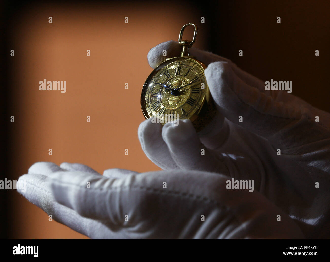 Uhrmacher Roger W Smith Holding ein Thomas Tompion watch in London, 1697 datiert, die in einer Ausstellung bei Bonhams in London mit dem Titel Innovation & Amp; Zusammenarbeit: Die frühe Entwicklung der Pendeluhr in London. Stockfoto