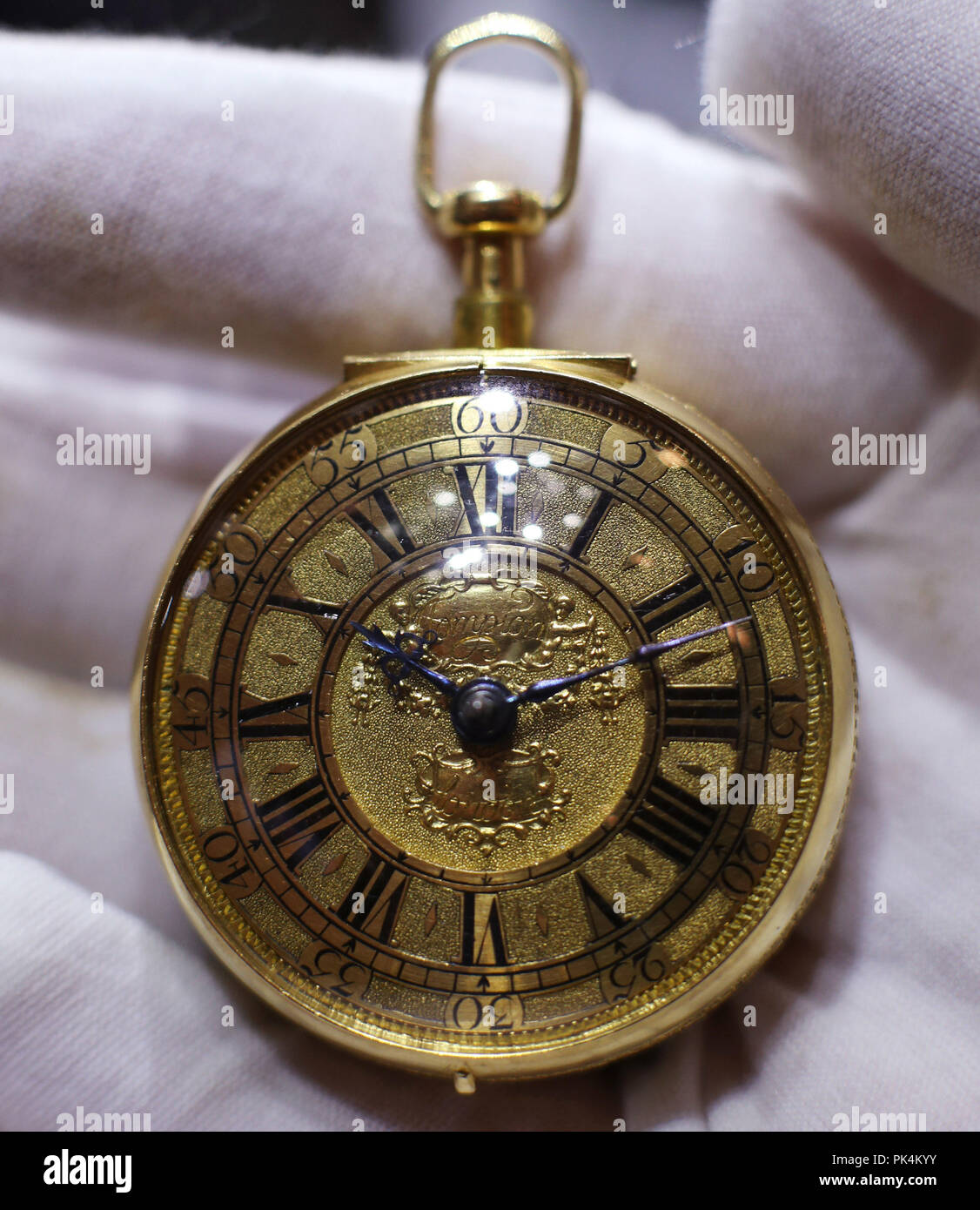 Der Uhrmacher Roger W Smith hält eine Thomas Tompion Uhr aus London aus dem Jahr 1697, die in einer Ausstellung in Bonhams in London unter dem Titel Innovation & Collaboration: The Early Development of the Pendulum Clock in London zu sehen ist. Stockfoto