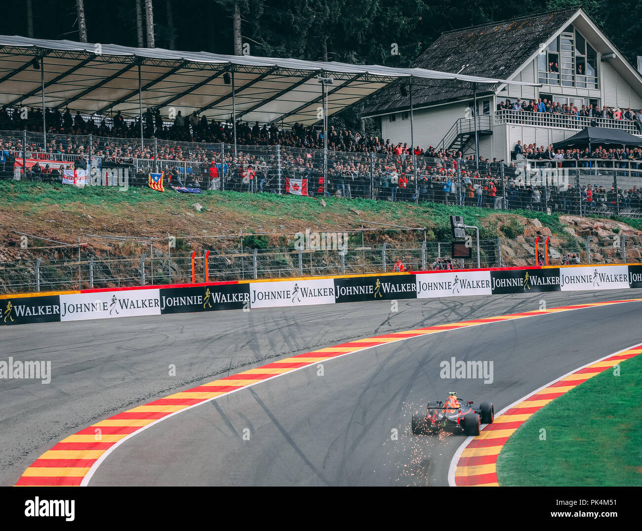 Max Verstappen racing rund um den berühmten pouhon Ecke an der Rennstrecke von Spa-Francorchamps während des Grand Prix von Belgien 2018 Stockfoto