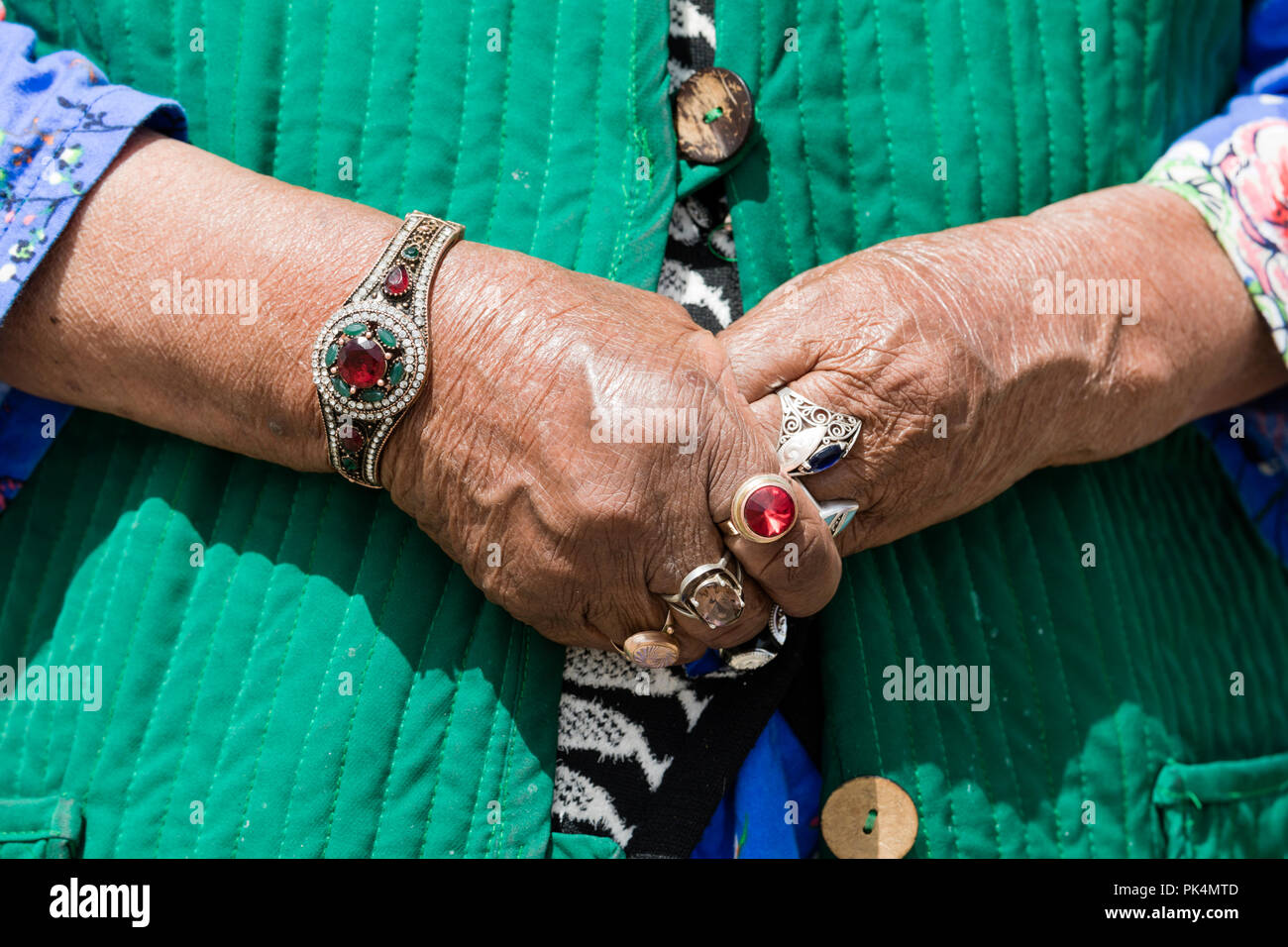 Song Kul, Kirgistan, 8. August 2018: Close-up finger Schmuck einer  kirgisischen Frau Song Kul See in Kirgisistan Stockfotografie - Alamy