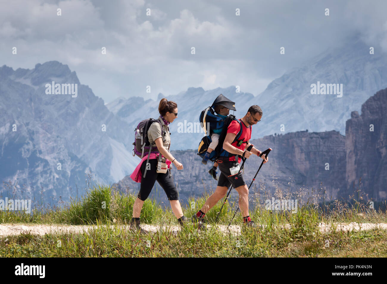 Cortina d'Ampezzo, Italien - 18 August, 2018: eine Familie der Wanderer geht auf den Höhenweg, der Vater seinen Sohn trägt auf seinen Schultern. In der backgro Stockfoto