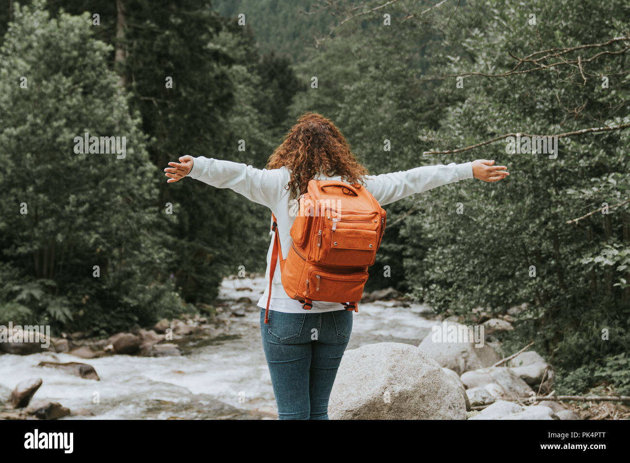 Glückliche Frau mit Rucksack in der n. Travel Concept. Stockfoto