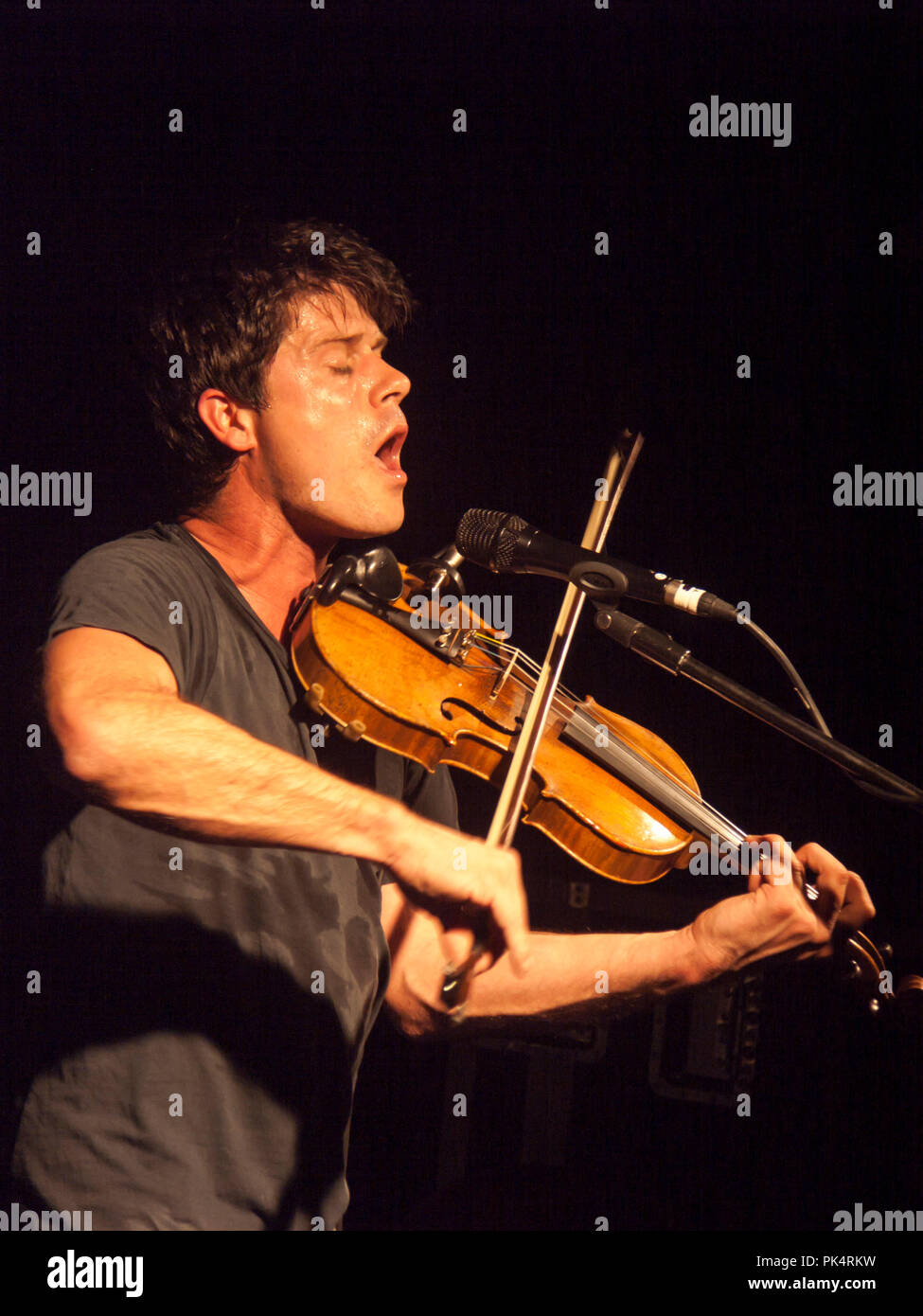 Seth Lakeman führt auf dem Flüssigen Zimmer Veranstaltungsort in Edinburgh, 2008 Stockfoto