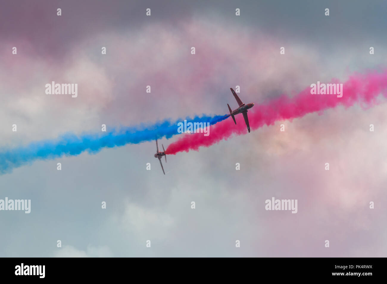 Hohe Geschwindigkeit - Die roten Pfeile, die Royal Air Force Kunstflug Team, auf der Airshow über Carrickfergus Castle, County Antrim, Nordirland. Stockfoto