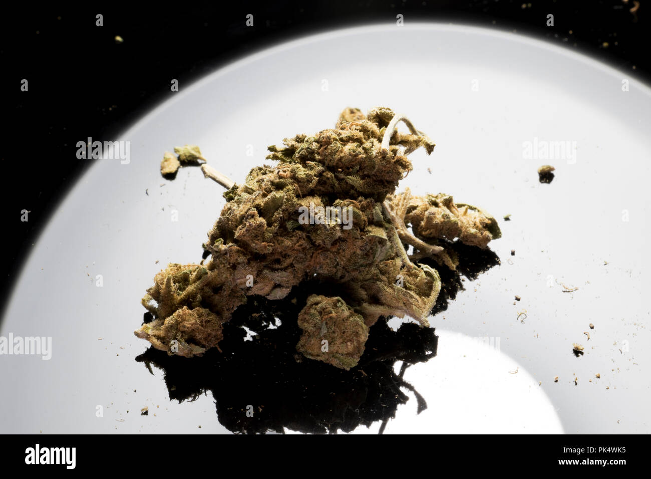 Topfpflanze. Medizinische Bud. Stapel von Unkraut auf einem Schwarzen Tisch. Cannabis Bud. Stockfoto