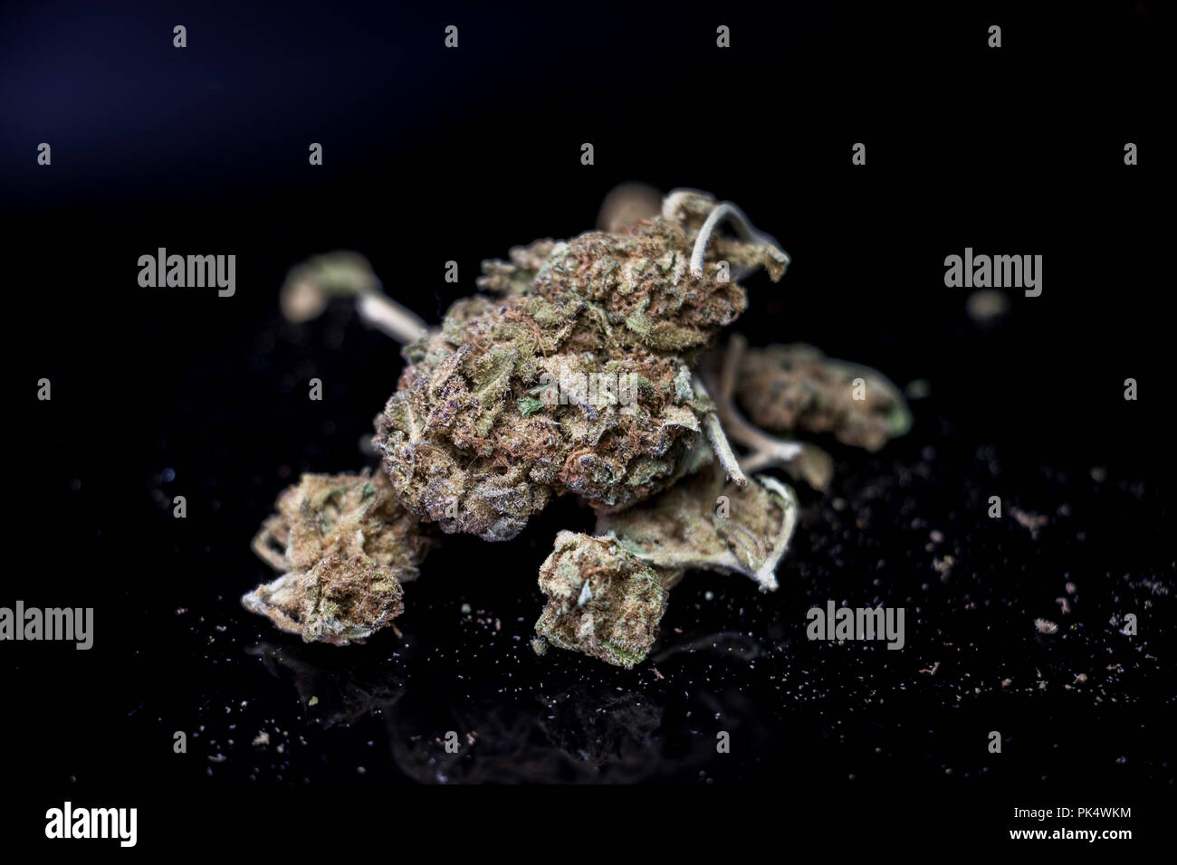 Stapel von Unkraut auf einem Tisch. Marihuana Bud. Illegale Betäubungsmittel. Kalifornien Unkraut. Stockfoto