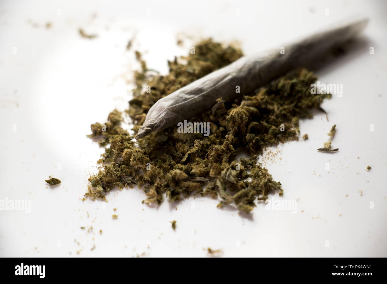 Gemeinsame auf einem Tisch mit Unkraut gerollt. Natürliche Heilmittel Rezept medizinisches Marihuana. Der cannabispflanze. Stockfoto