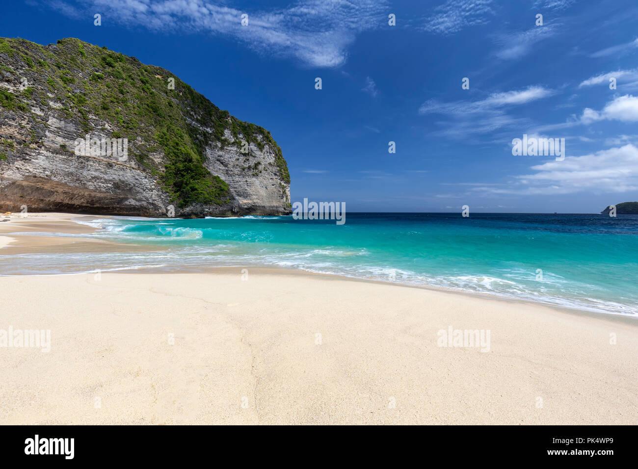 Einen sonnigen Teil der Kelingking Strand in Nusa Penida, Indonesien. Stockfoto