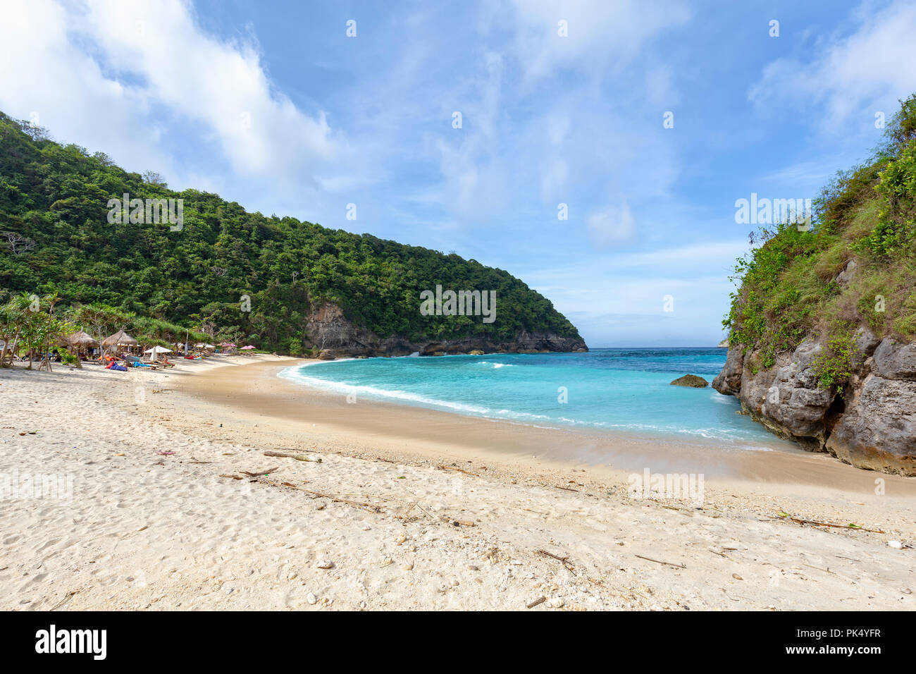 Gehen hinunter Atuh Strand in Nusa Penida in der Nähe von Bali. Stockfoto