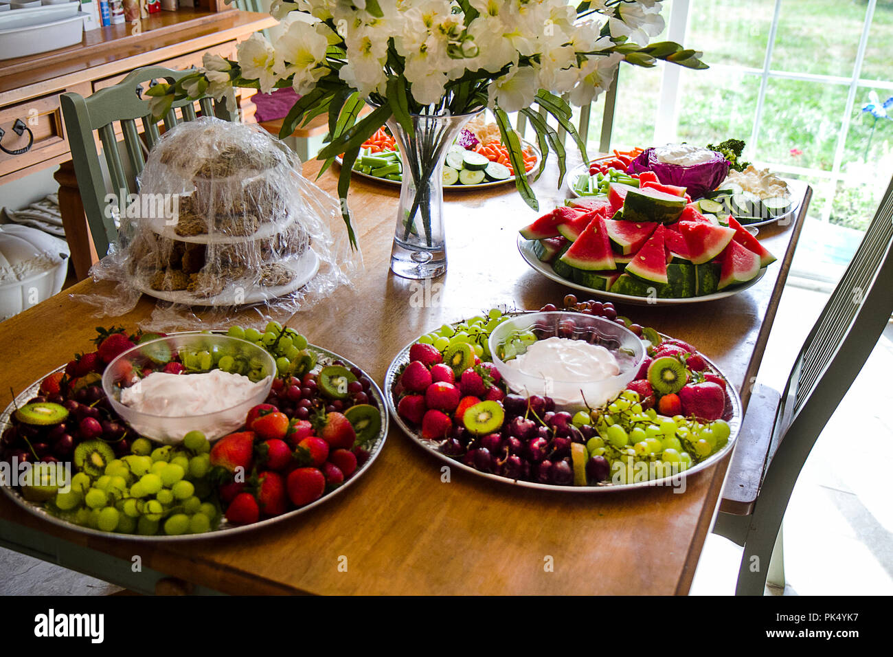 Schöne party Schalen mit frischem Obst auf dem Tisch für die Unterhaltung. Blumenstrauß. Stockfoto