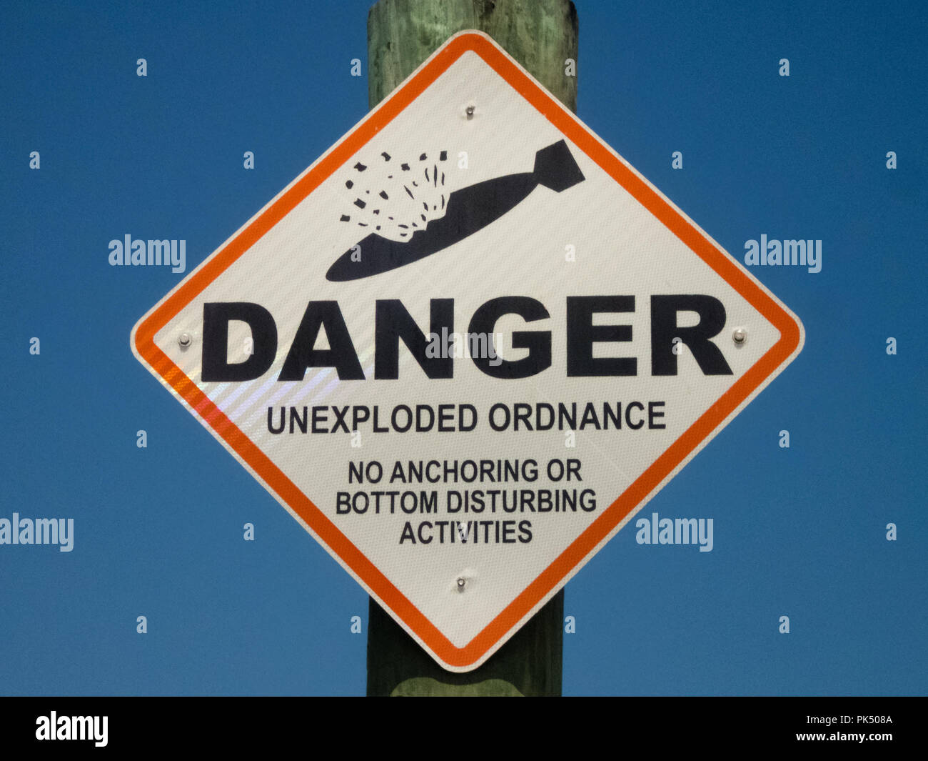 Gefahr Blindgänger Bomben auf einem Post strahlend blauen Himmel Stockfoto