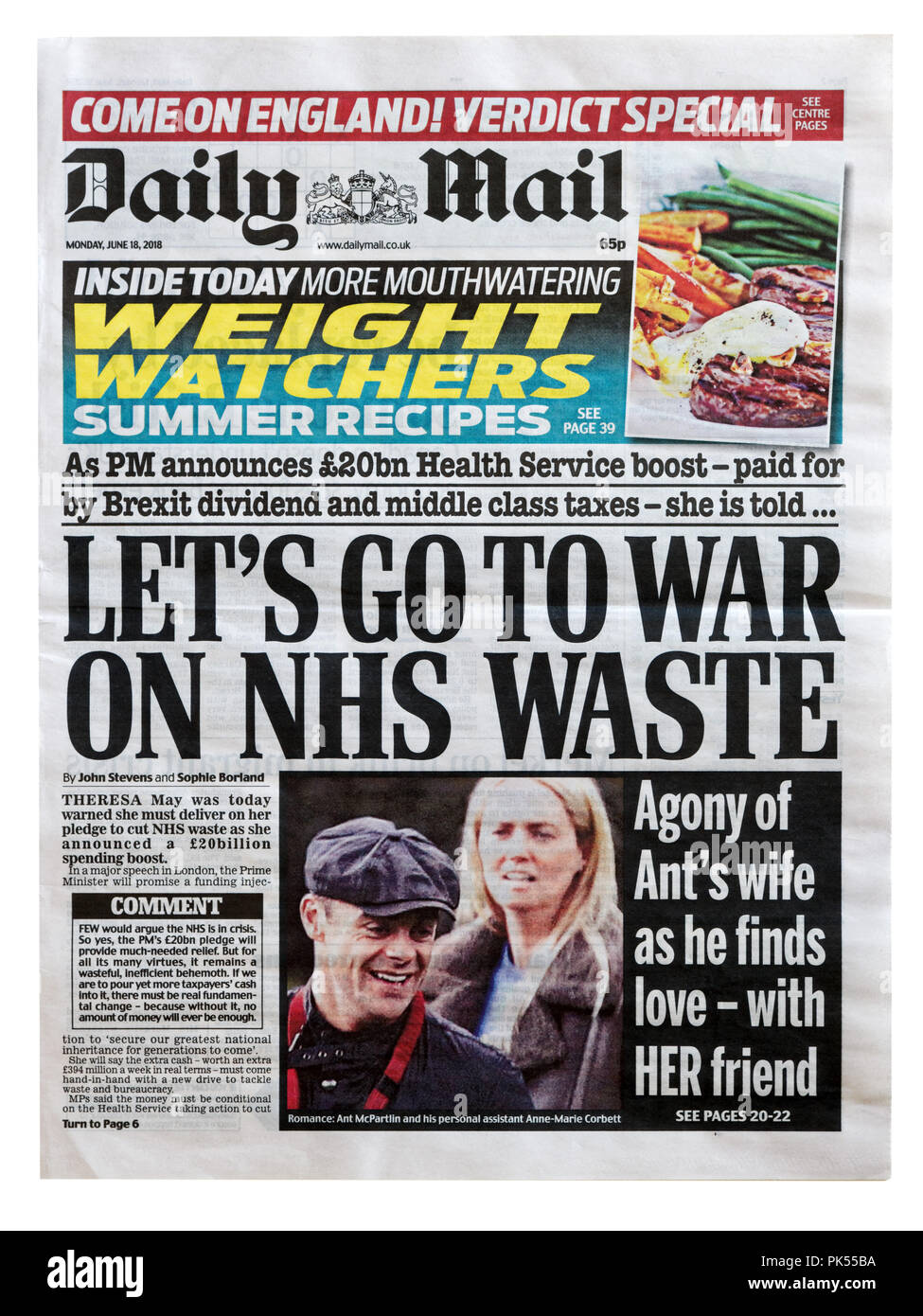 Titelseite der Daily Mail mit der Überschrift gehen wir nach Krieg auf NHS Abfälle, abou Verschwendung und Ineffizienz in der NHS Stockfoto