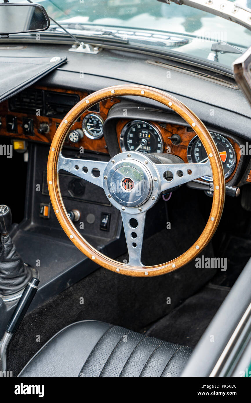 MGB Roadster Lenkrad und Armaturenbrett Stockfoto