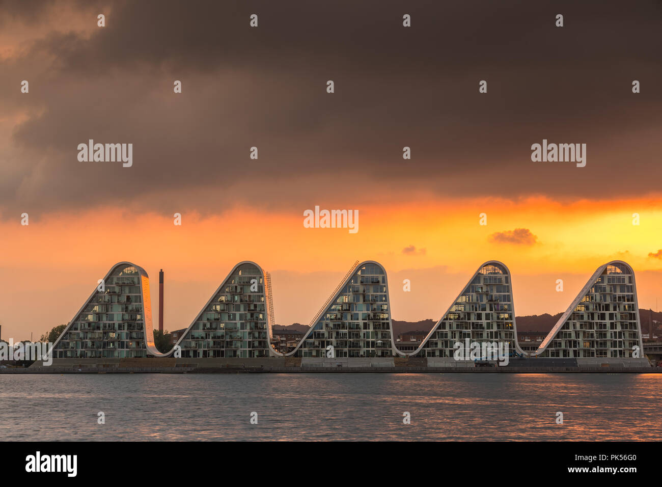 Die Welle in Vejle, Dänemark von Henning Larsen Architects ist ein neues einzigartiges Gehäuse, das den skulpturalen und organischen Formen eine ne zu werden umfaßt Stockfoto Die Welle in Vejle, Dänemark von Henning Larsen Architects ist ein neues einzigartiges Gehäuse, das den skulpturalen und organischen Formen eine ne zu werden umfaßt Stockfoto
