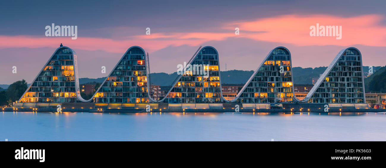 Die Welle in Vejle, Dänemark von Henning Larsen Architects ist ein neues einzigartiges Gehäuse, das den skulpturalen und organischen Formen eine ne zu werden umfaßt Stockfoto Die Welle in Vejle, Dänemark von Henning Larsen Architects ist ein neues einzigartiges Gehäuse, das den skulpturalen und organischen Formen eine ne zu werden umfaßt Stockfoto