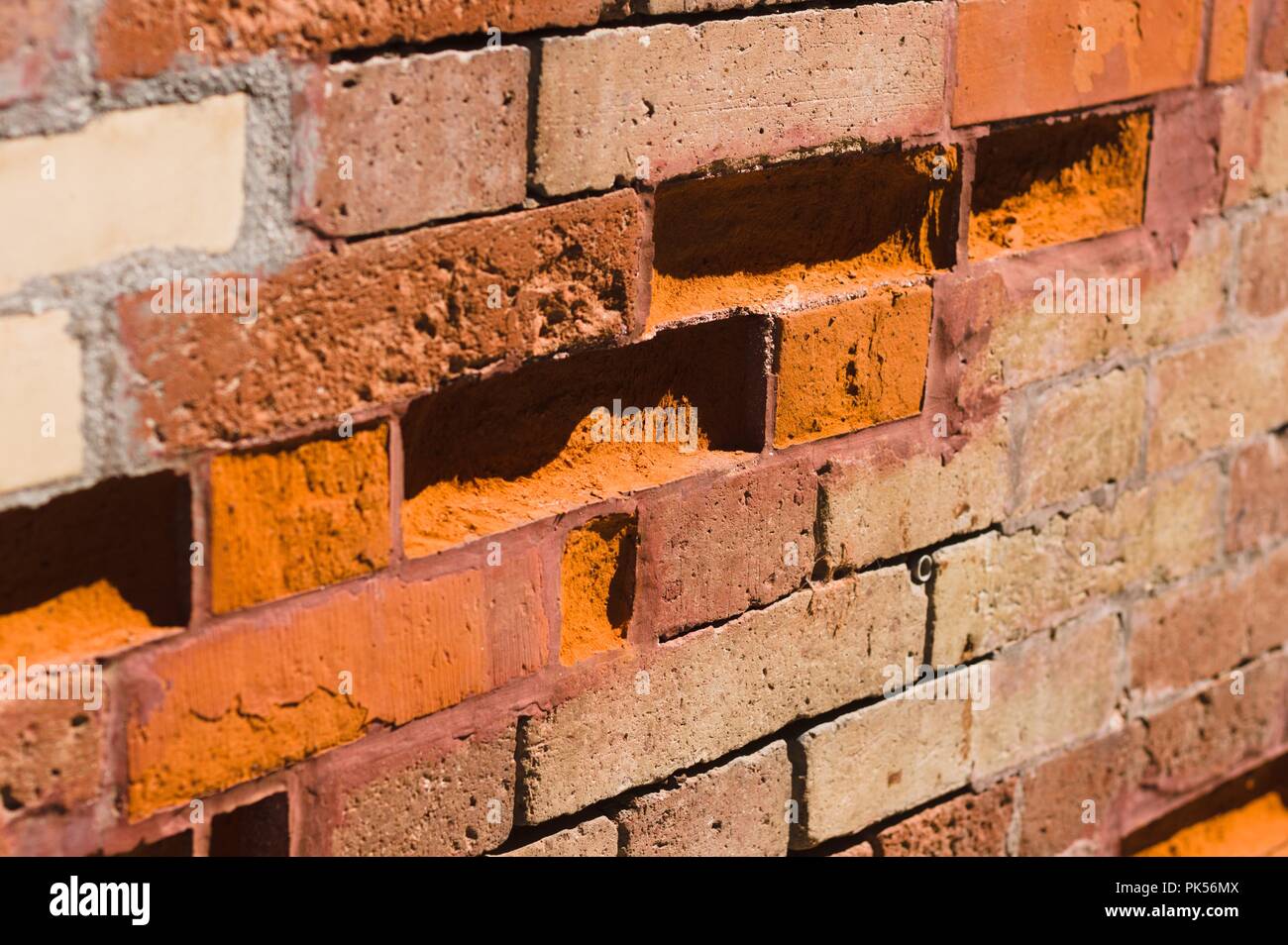 Fehlende orange Backsteine auf der Wand Hintergrund (Tolentino, Marche, Italien) Stockfoto