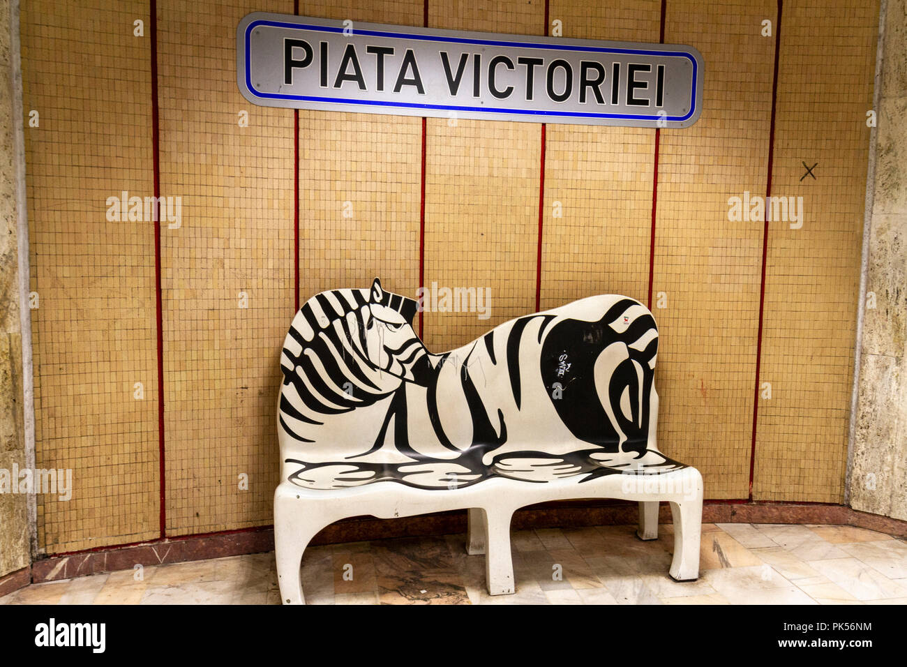 Ein Zebra themed Bank innerhalb der Piața Victoriei Metro Station, Bukarest, Rumänien. Stockfoto
