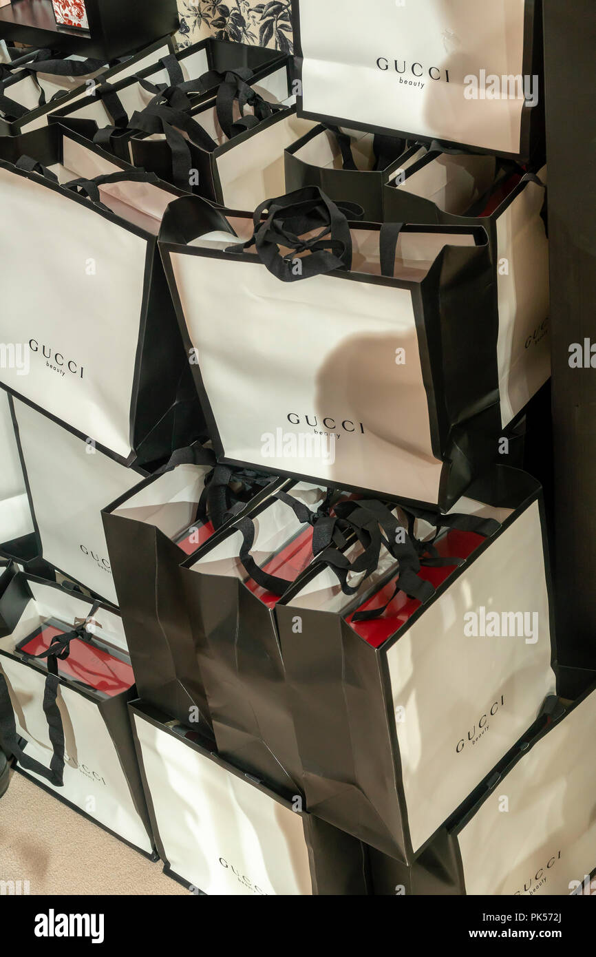 Einkaufstaschen zu einem Branding event für den Duft Gucci Bloom Nettare di  Fiori zieht Besucher an der Oculus auf das World Trade Center am Sonntag,  9. September 2018. Coty, die Lizenznehmer des