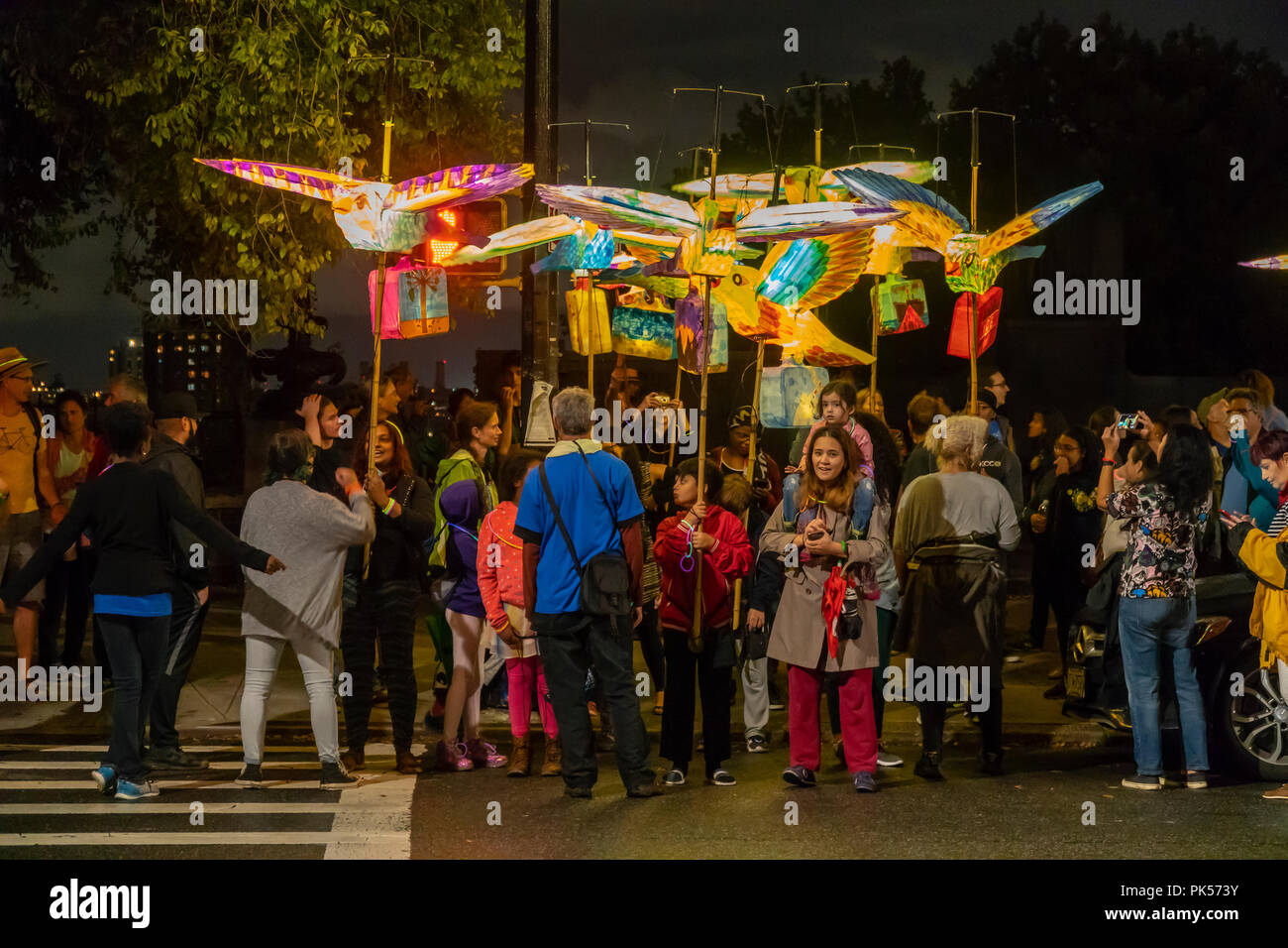 Anwohner der Columbia University Studenten und Lehrkörper verband tragen Laternen in der vergangenen Woche in der 7. jährlichen Morningside Lichter Prozession erstellt am Samstag, 8. September 2018. Von der Columbia University Arts Initiative und Miller Theater, das Papier - mÃ¢ chÃ© Laternen beleuchtet das Thema der diesjährigen Prozession erfüllt; "Flug", Evoziert der menschlichen Migration. Die parade Wunde durch Morningside Park schließlich an der Columbia Universität. (Â© Richard B. Levine) Stockfoto