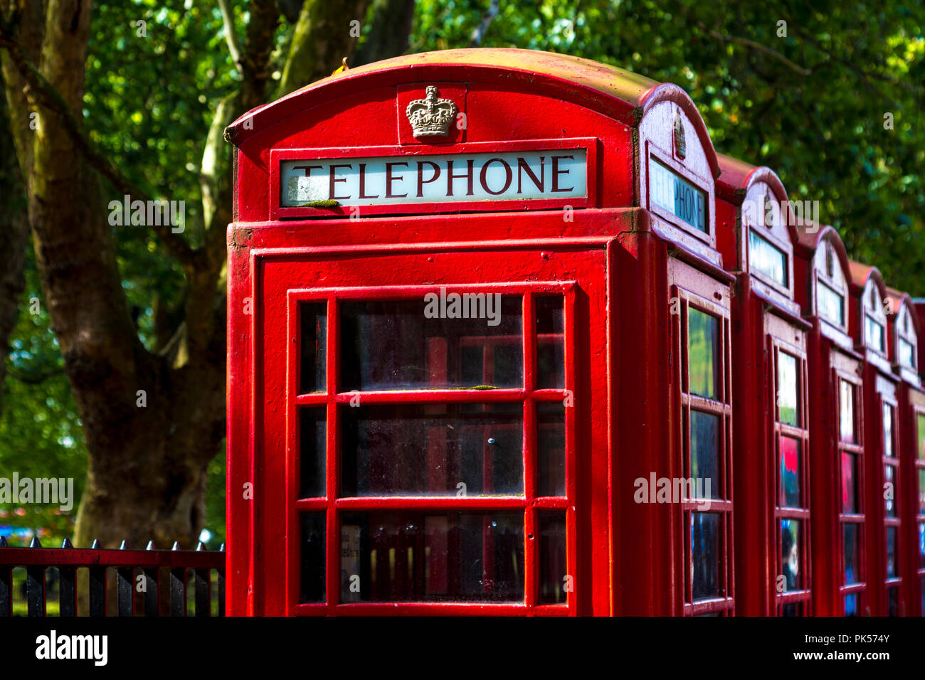 Reihe von iconic red K6 London Telefonzellen in der Nähe von Hyde Park, London, Symbol in der UK Stockfoto