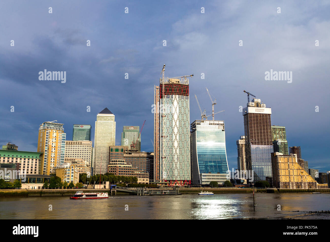 September 2018 - die neue wechselnde Skyline von Canary Wharf, Bau von Neufundland - ein Wohnhochhaus und ein Bank Street Bürogebäude Stockfoto