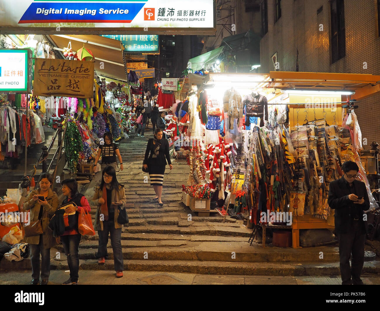 Ansicht bei Nacht der Marktstände auf den steilen Stufen der Pottinger Street Central Hong Kong Stockfoto
