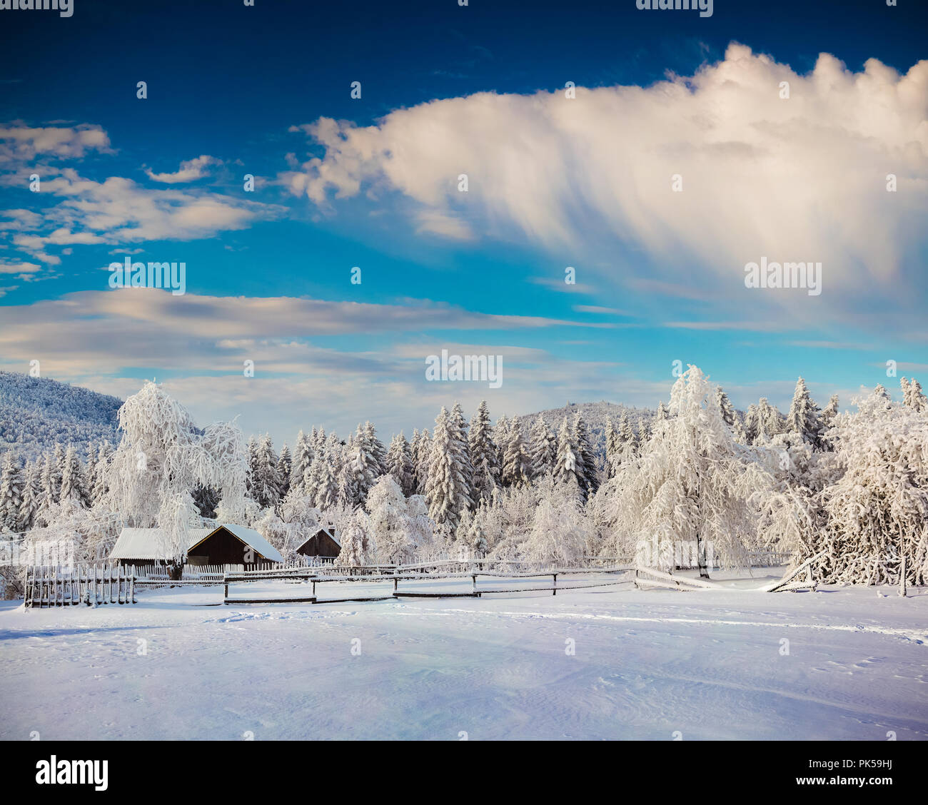Sonnige Winterlandschaft im Bergdorf Stockfoto