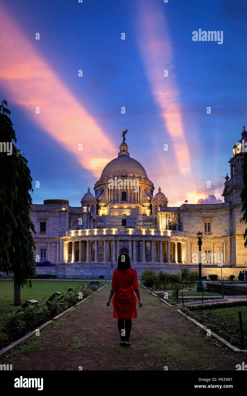 Victoria Memorial scheint während der epischen Licht der blauen Stunde mit Reflexionen und Sonnenstrahlen. Stockfoto