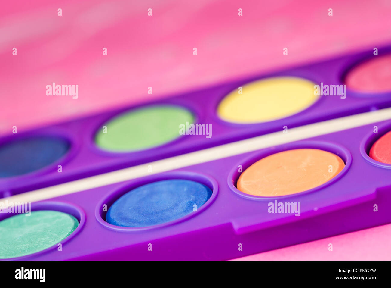 Neue Aquarell malen Mit Pinsel in lila Farbe Box Set Stockfoto