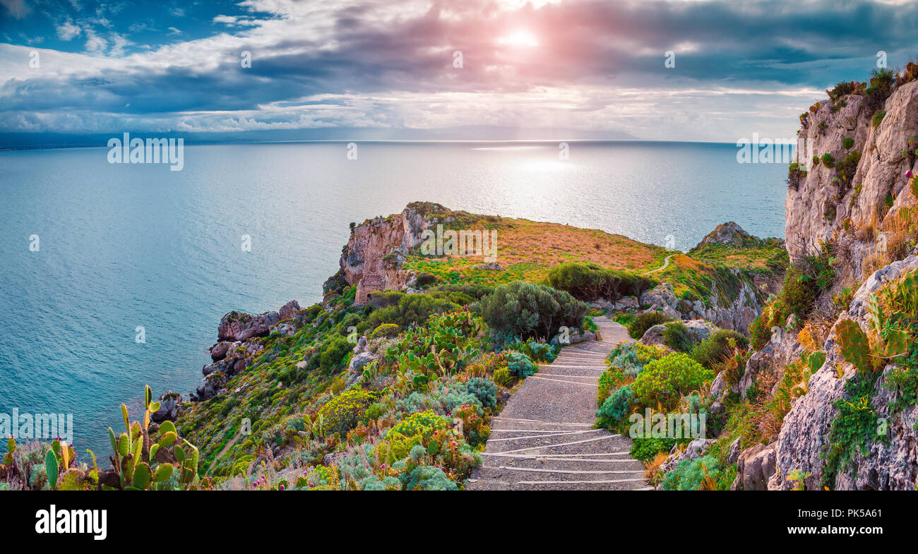 Bunte Feder Szene auf dem Kap Milazzo, Naturschutzgebiet Piscina di Venere, Sizilien, Italien, Mittelmeer, Europa. Stockfoto