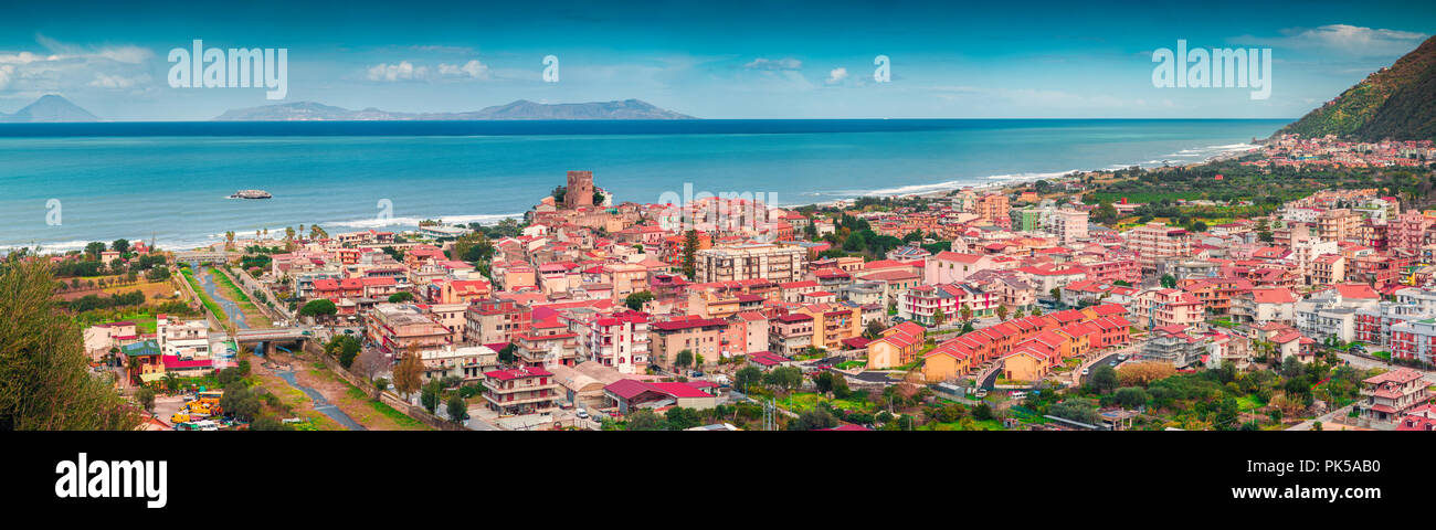 Bunter Blick aus der Vogelperspektive von Brolo Stadt, Messina. Mediterrane Rea, Sizilien, Italien, Europa. Stockfoto