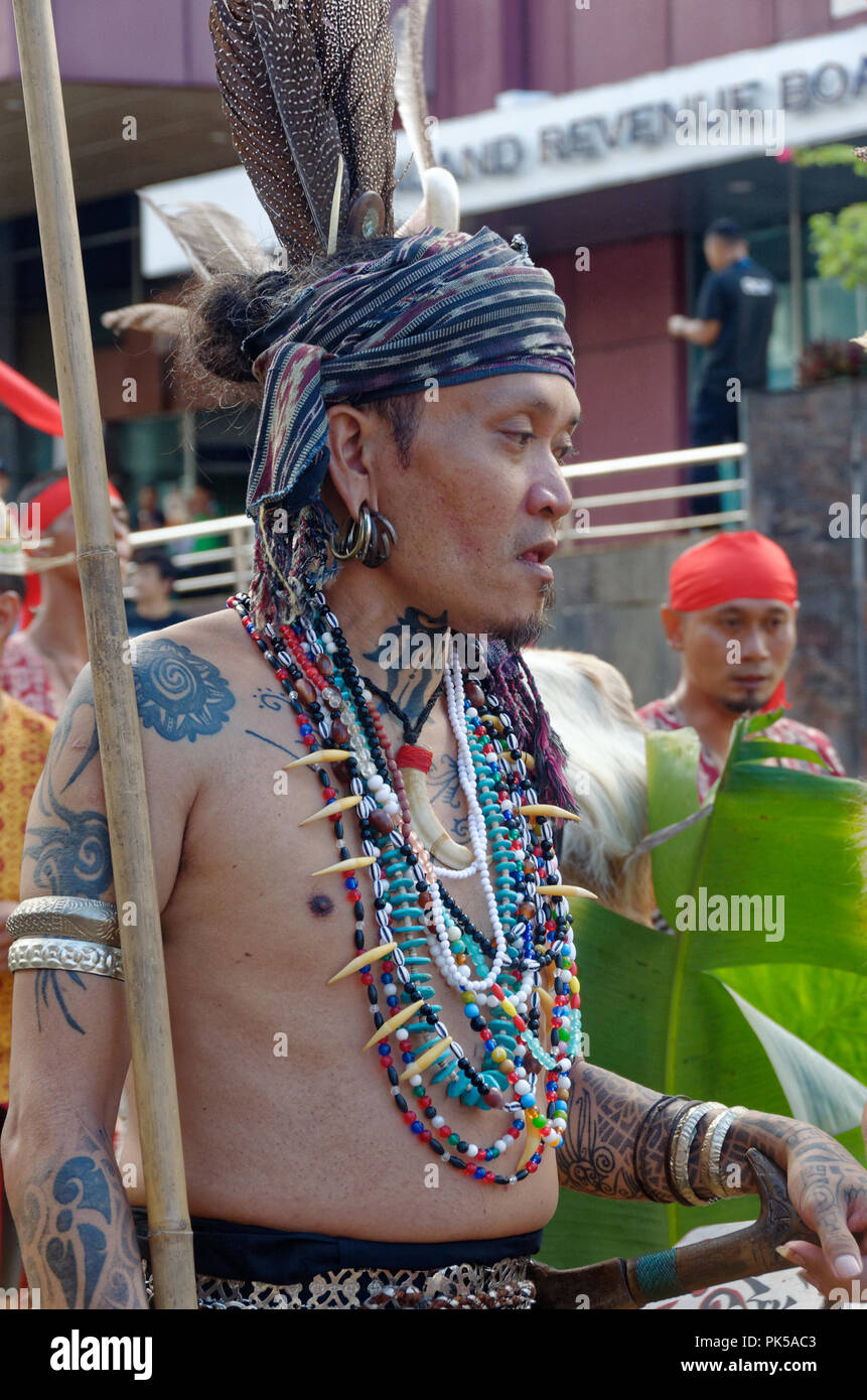 Iban Krieger an der Gawai Parade mit traditionellem Kopfschmuck, Federn und Kostüm, Kuching, Sarawak, Malaysia, Borneo Stockfoto