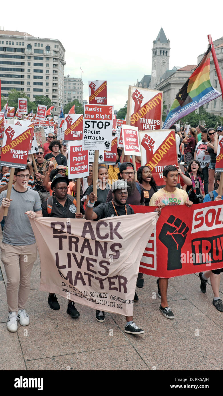 Straße Demonstranten gegen Hass, Fanatismus und Rassismus halten ein Banner "Schwarze Trans Leben' und Schilder, die 'Solidarität Trümpfe Hate'. Stockfoto