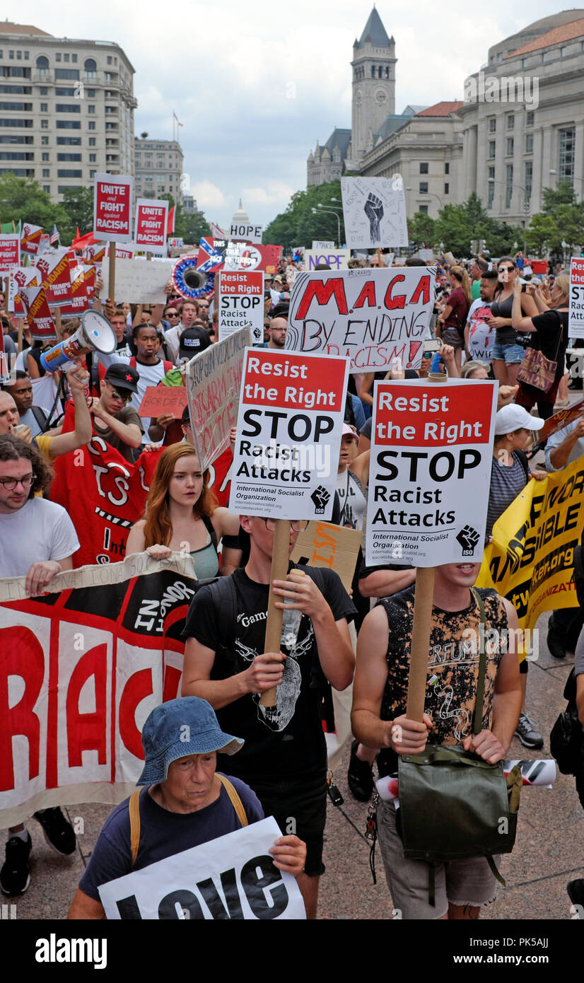 'Widerstand der Rechten: Stop rassistischen Amerika' ist ein gemeinsames Zeichen an eine anti-Rassismus anti-hassen Rallye am 12. August 2018 in Washington DC, USA. Stockfoto
