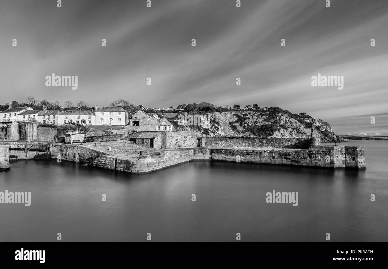 Ruhige Wasser und Himmel Charlestown Harbour, Cornwall Stockfoto