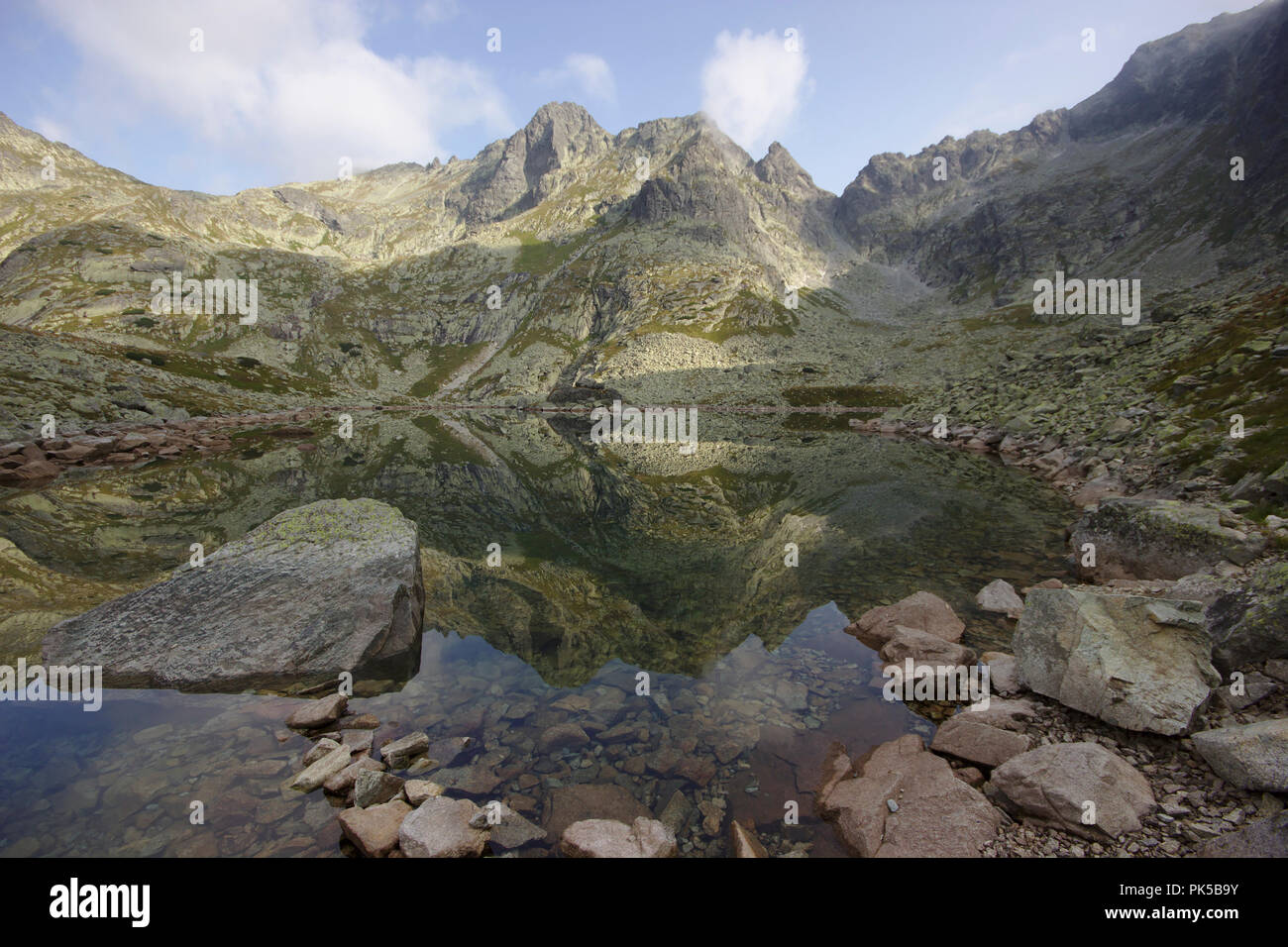 See Zabie Schulze und Peak Zabia Link, auf dem Weg zur Rysy, Hohe Tatra, Slowakei Stockfoto