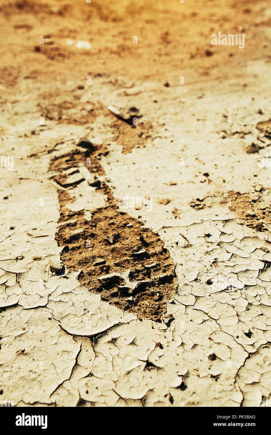 Menschliche Shoeprint oder Fußabdruck auf trockenem Untergrund mudcrack Stockfoto