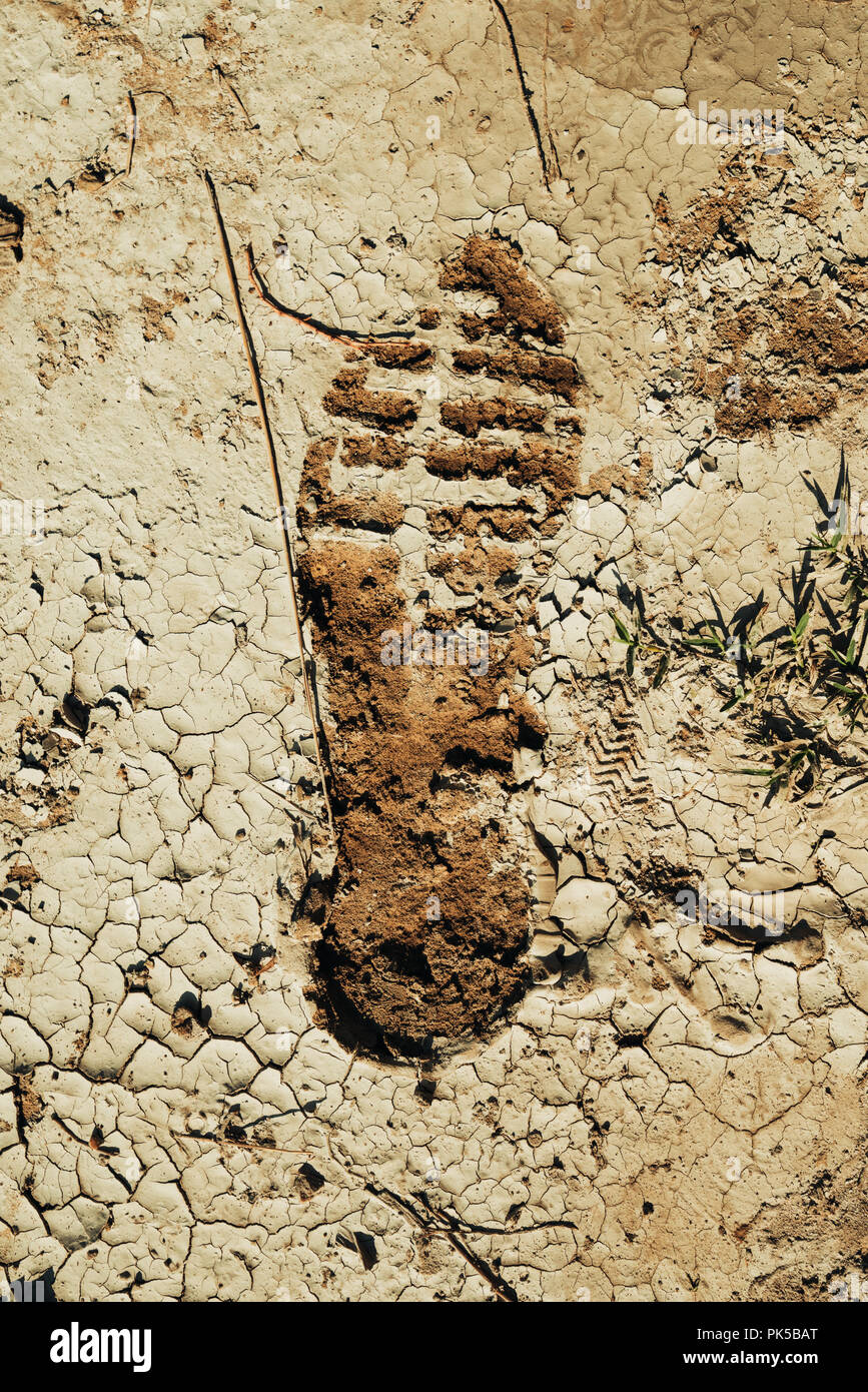 Menschliche Shoeprint oder Fußabdruck auf trockenem Untergrund mudcrack Stockfoto