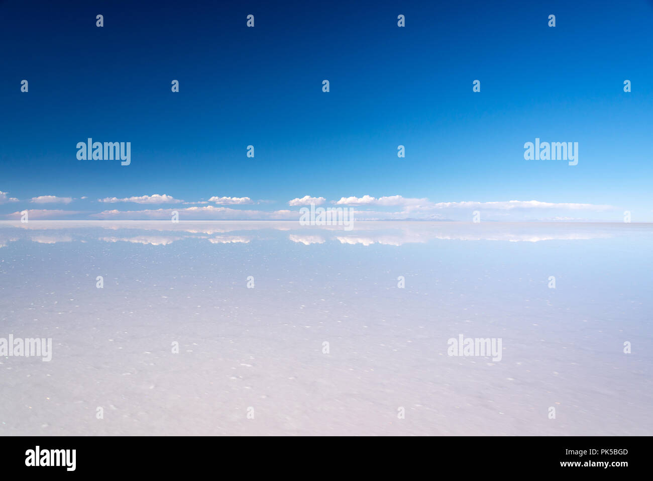 Sie Spiegel Wirkung und Reflexion von Wolken in der Salar de Uyuni (Uyuni Salzebenen), Potosi, Bolivien, Südamerika Stockfoto