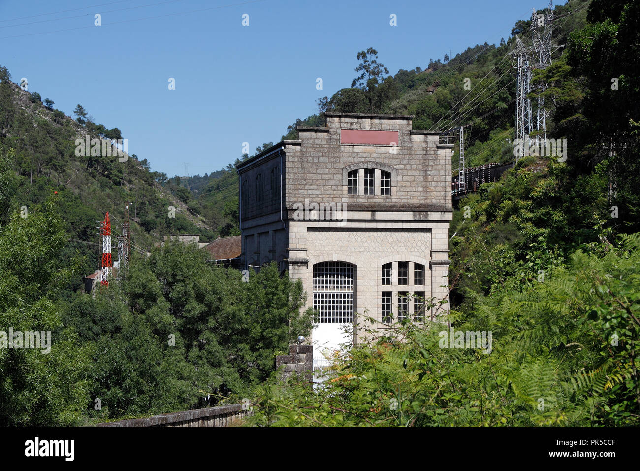 Hauptgebäude der Alten, gepflegt und noch funktionsfähig, einem Berg Fluss Wasserkraft im Norden Portugals Stockfoto