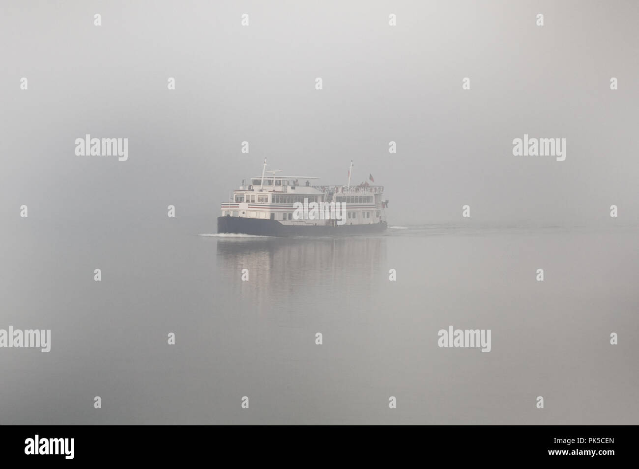 Pkw Boot auf den Fluss Douro in einer nebligen Morgen mit schönen Reflexion auf dem Wasser Stockfoto
