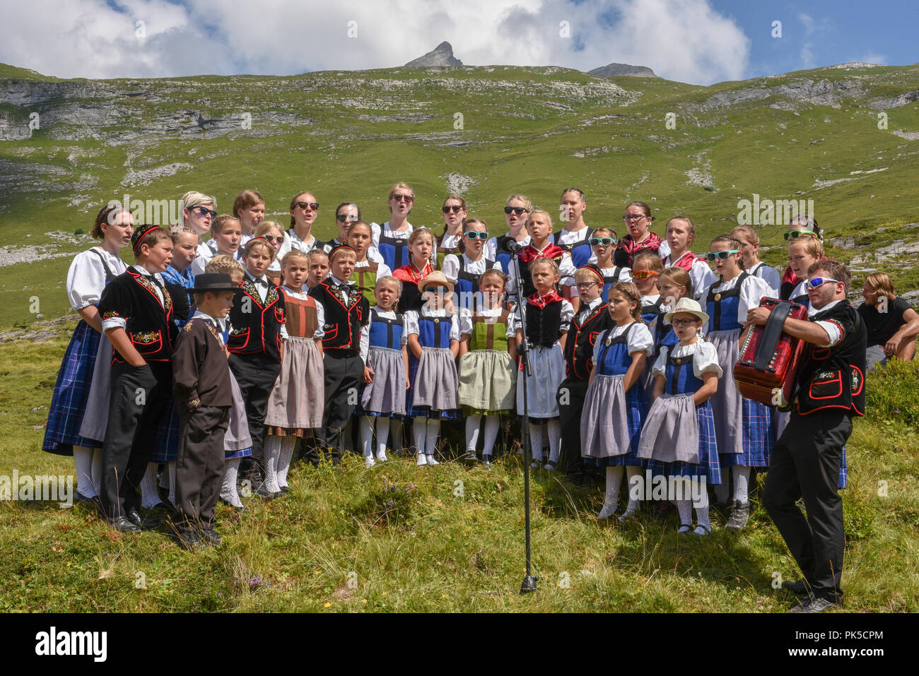 Engstlenalp, Schweiz - 4 August 2018: Menschen tragen traditionelle Kleidung  Jodeln auf Engstlenalp in den Schweizer Alpen Stockfotografie - Alamy