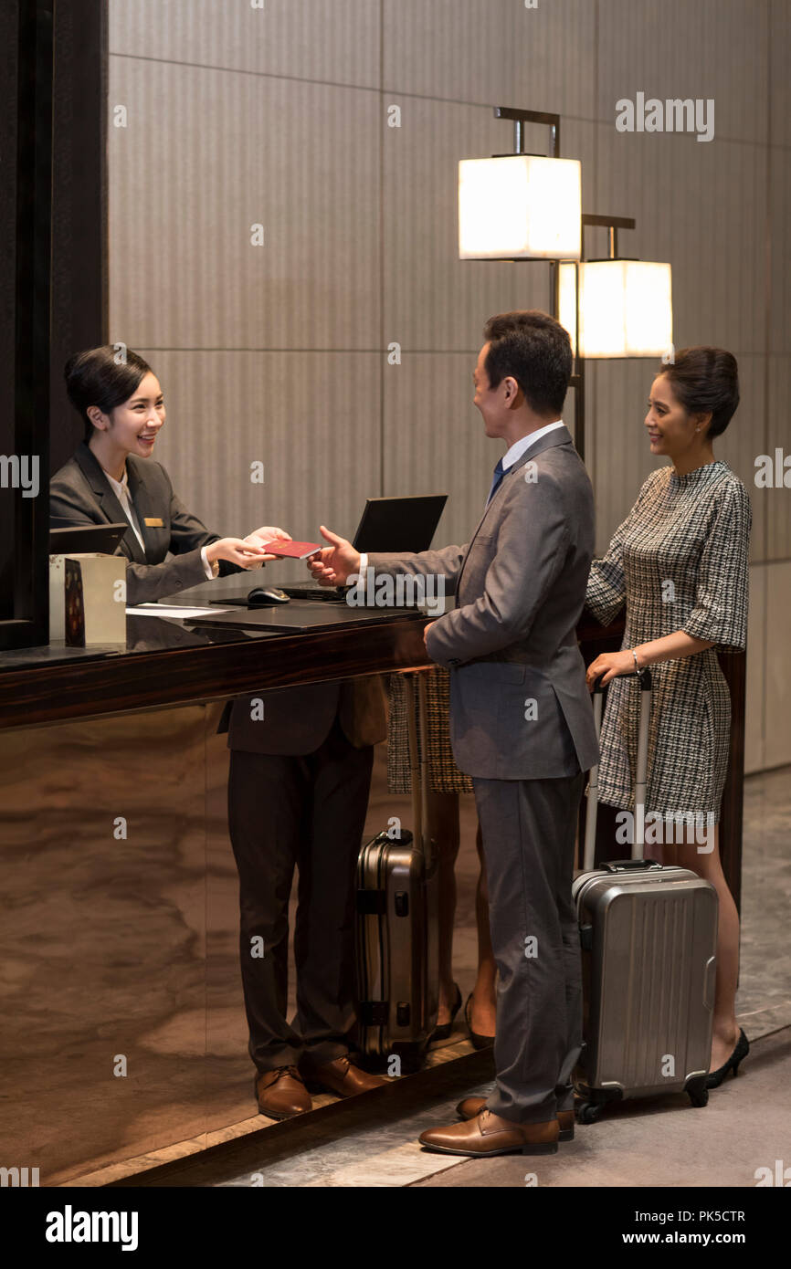 Paar Einchecken in ein Hotel Stockfoto