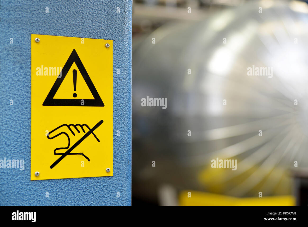 Achtung Warnhinweis auf einer Maschine in der Industrie - nicht berühren Stockfoto